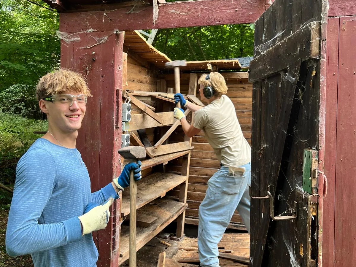 Jovis Deike bei Aufräum- und Rückbauarbeiten an einem Holzschuppen
