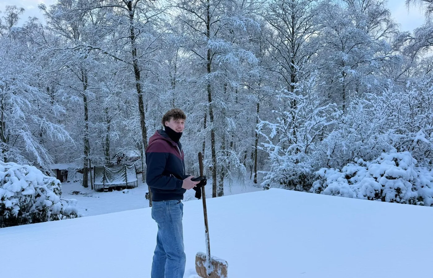 Jovis Deike beim Schneeschippen auf einem privaten Grundstück